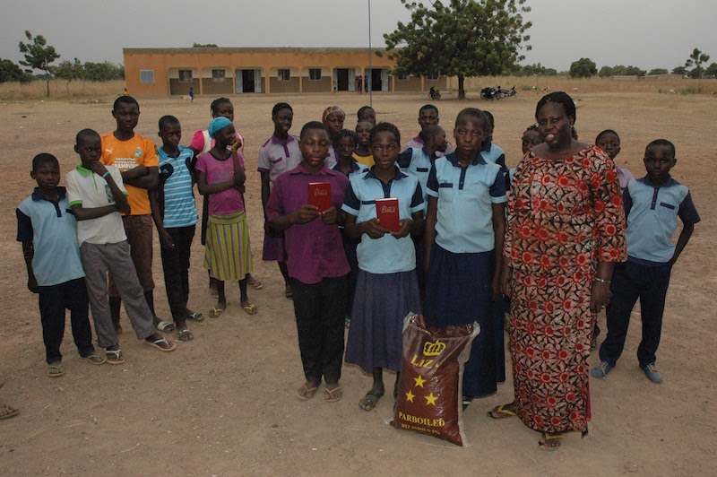 Enfants avec la directrice de l'école de Doudou