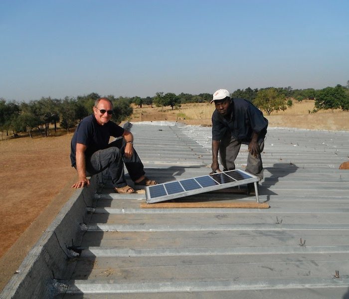 Pose de panneaux photovoltaïques à l'école de Kiendsom au Burkina-Faso