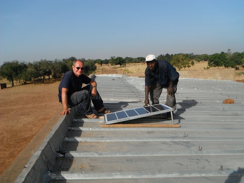 Pose de panneaux photovoltaïques à l'école de Kiendsom au Burkina-Faso