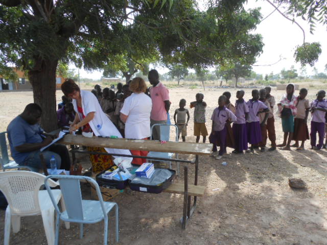 visite médicale pour les enfants de l'école de Doudou