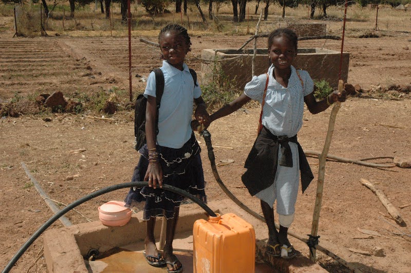 Enfants venant chercher de l'eau au forage à Kiendsom