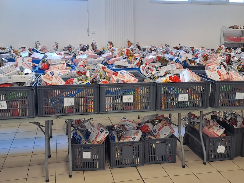 Préparation des colis pour la distribution d'aide alimentaire à Clermont-Ferrand