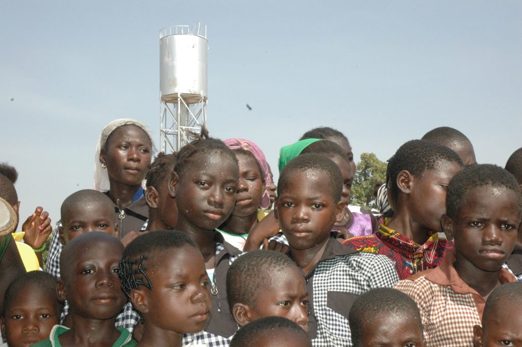 Chateau d'eau de l'école de Doudou le jour de son inauguration