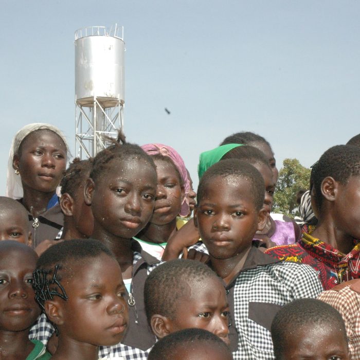 Chateau d'eau de l'école de Doudou le jour de son inauguration