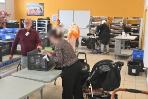 Distribution alimentaire à Clermont-Ferrand - remise de colis