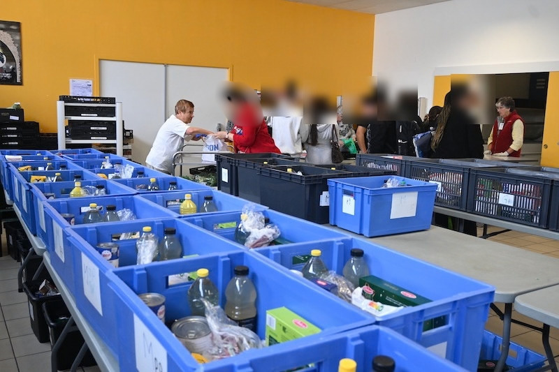 Distribution alimentaire à Clermont-Ferrand - remise de fruits et légumes