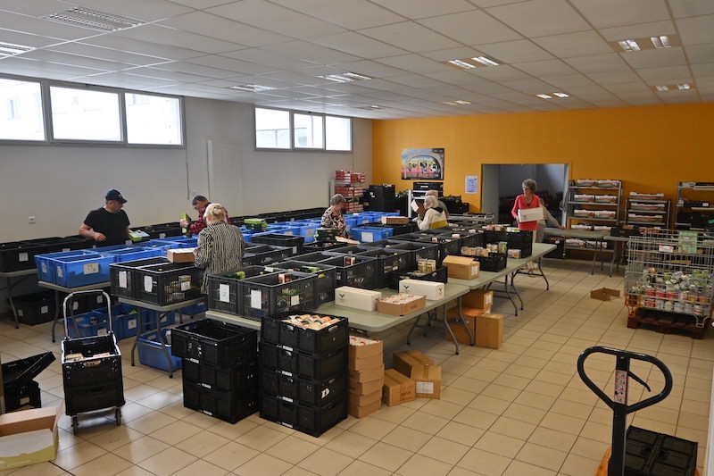 Distribution alimentaire à Clermont-Ferrand - préparation des colis
