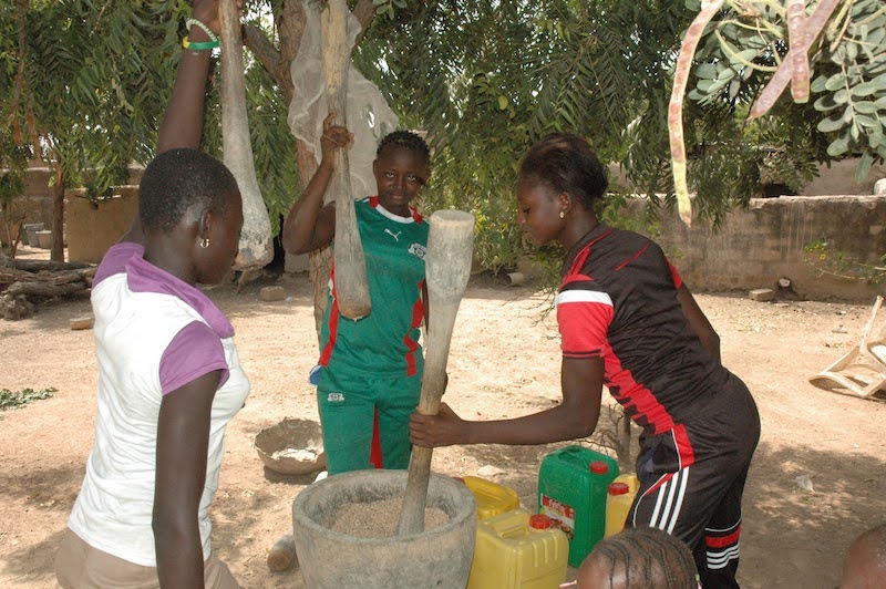 Enfants pilant le Mil à Kossodo