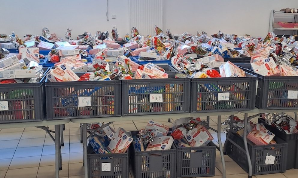Préparation des colis pour la distribution d'aide alimentaire à Clermont-Ferrand